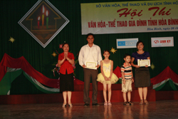Trao giải nhất phần thi sân khấu cho 2 gia đình đến từ Tân Lạc, Sở VH-TT-DL tại hội thi VH-TT gia đình năm 2010